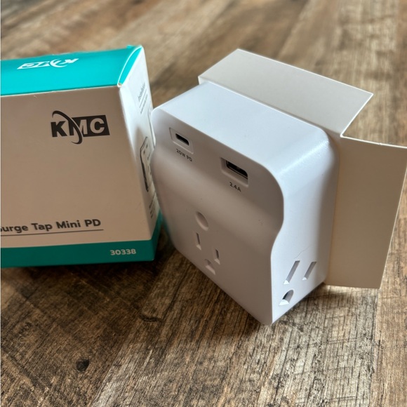 USB-C PD Surge Protector 3-Outlet Wall Tap - Picture 3 of 8